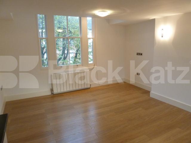 			NEW INSTRUCTION, 2 Bedroom, 1 bath, 1 reception Flat			 Stavordale Road, ISLINGTON,HIGHBURY